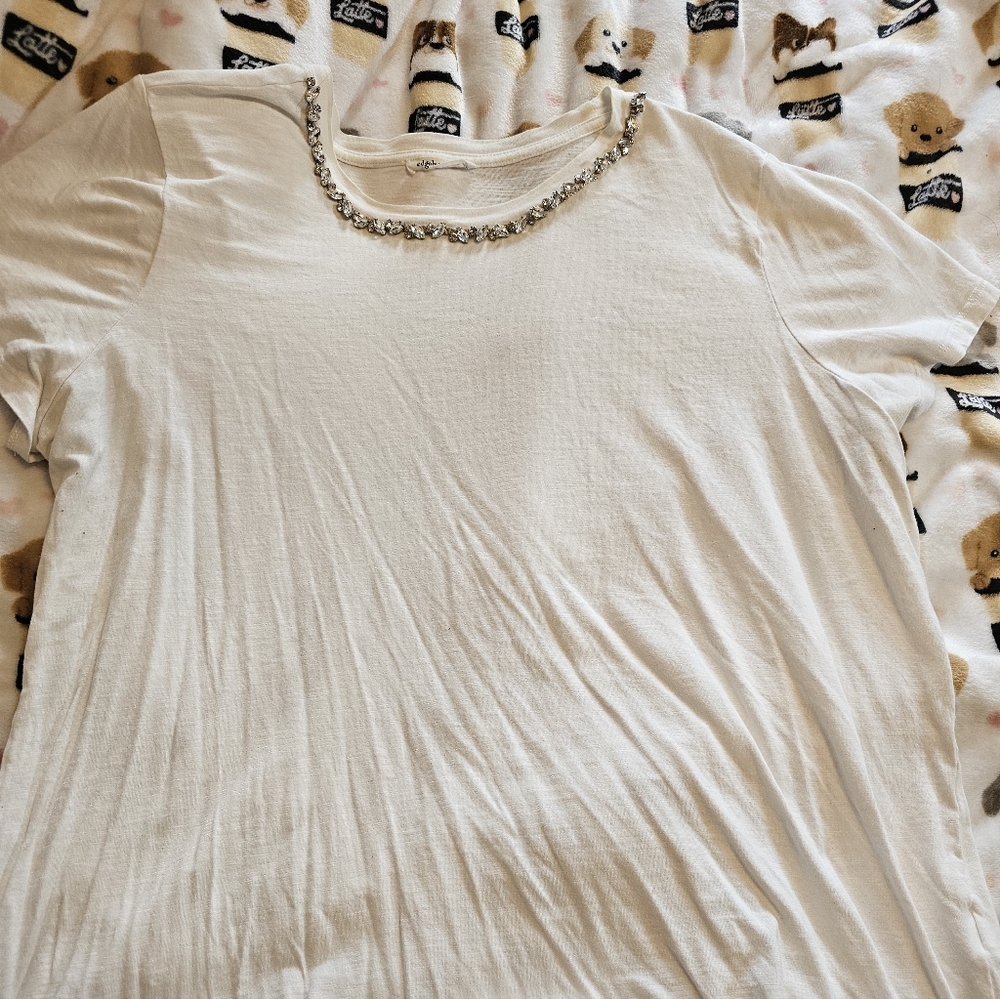 Edge White Short Sleeve Top with Necklace Accent